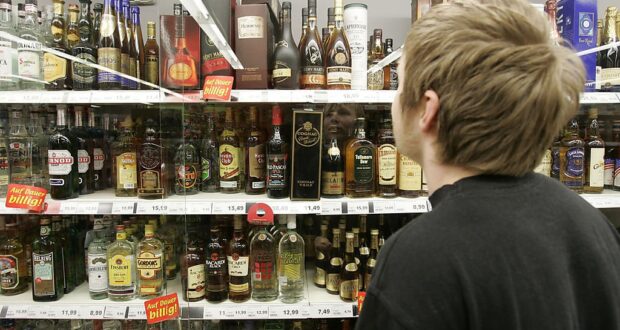 Зловили на гарячому: міська рада розглядатиме адмінматеріали щодо продажу алкоголю неповнолітнім