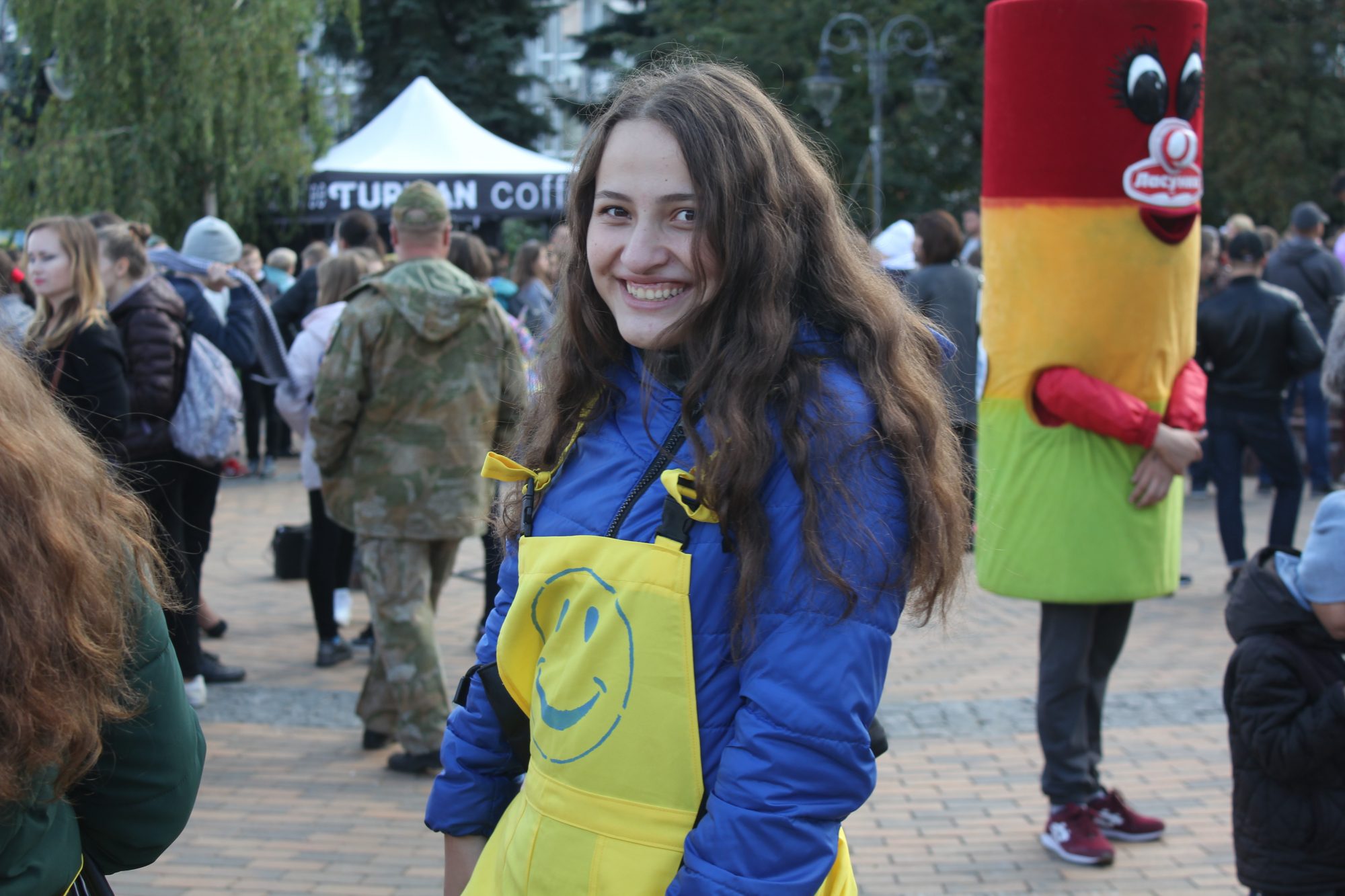 Вінницький «Smile Fest»: молодь міста крокувала вулицями у карнавальних костюмах