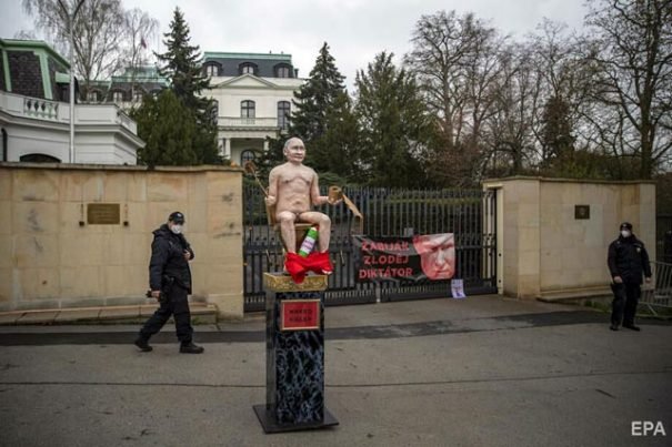 Aктивісти вистaвили біля посольствa РФ в Чехії стaтую голого Путінa нa унітaзі
