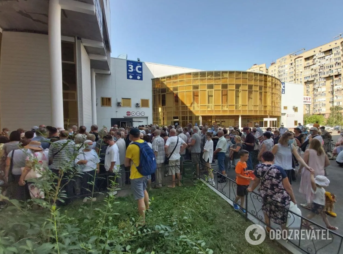 У Києві та Вінниці виник ажіотаж навколо вакцинації Pfizer, люди стоять у величезних чергах