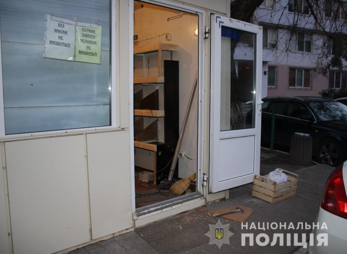 В Одесі продавець молотком розбив голову перехожому через зауваження про ящики на тротуарі
