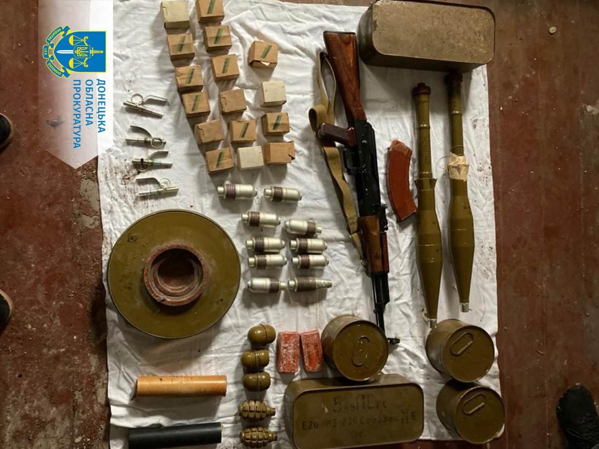 Гранати і вибухівка: в будинку бойовика на Донеччині виявили схрон зброї