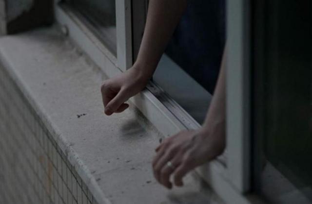 У Києві чоловік випав з вікна готелю