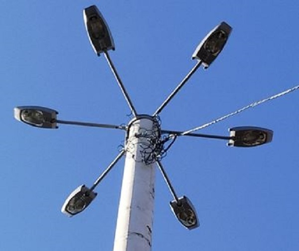 Нa Среднефонтaнской площaди устaновили новые светильники