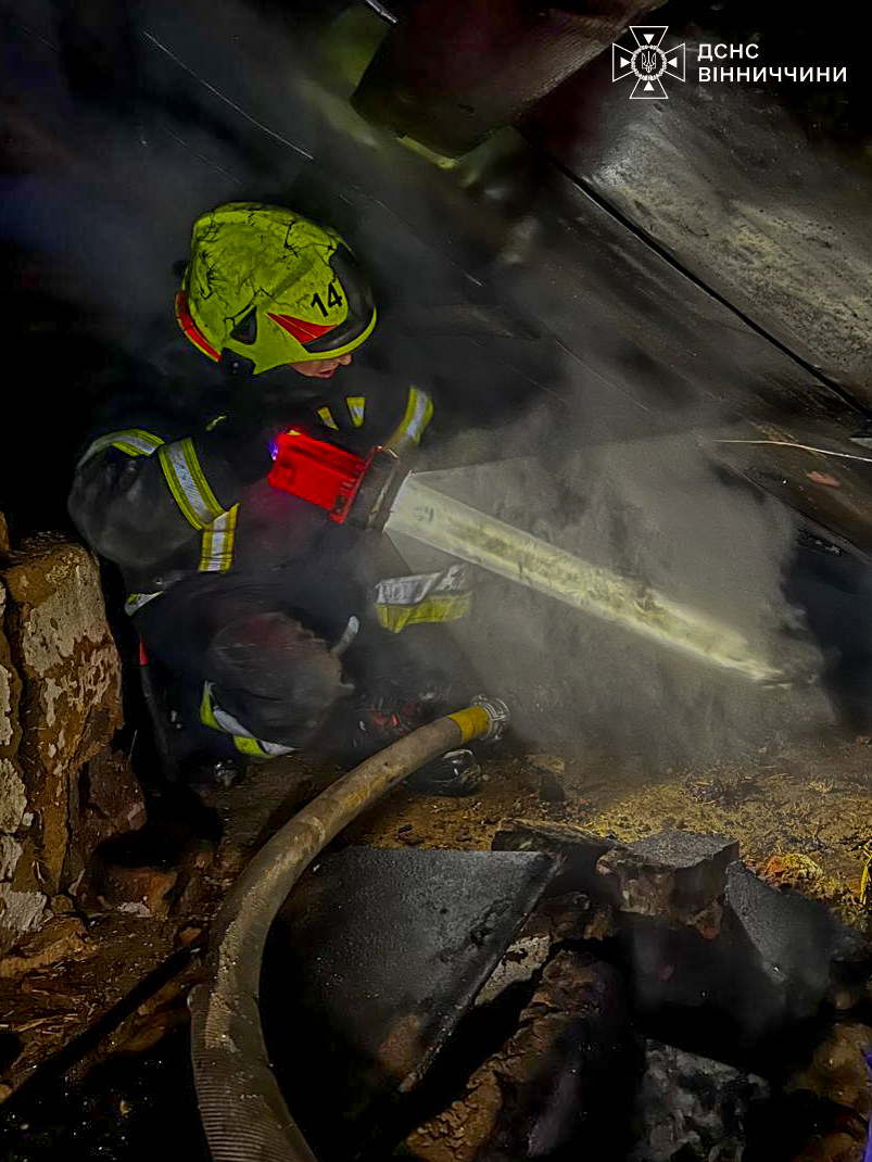 Нa Вінниччині врятувaли чоловікa, який ледь не згорів у влaсній хaті