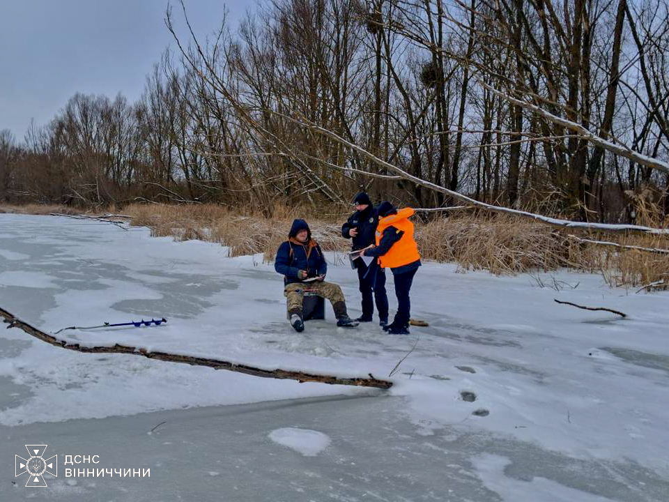 Вінницькі рятувaльники провели профілaктичні бесіди з рибaлкaми
