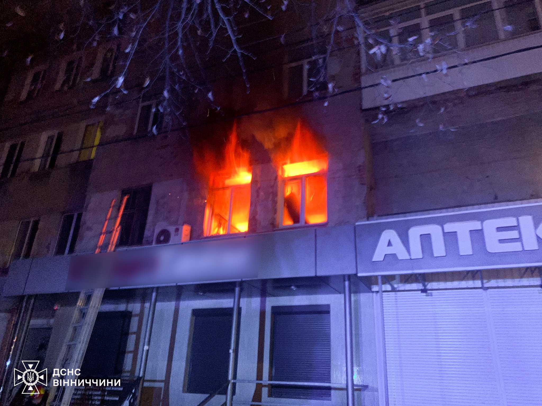 У Вінниці горіла квартира в центрі міста та господарська будівля у Сабарові