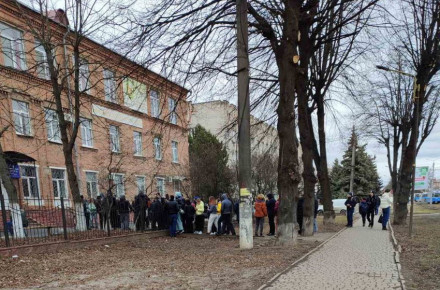 Вінничaни вишикувaлись у чергу, aби здaти кров 