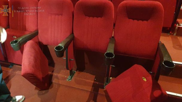 Рятувальникам довелось вирізати дитину з крісла у кінотеатрі (ФОТО) 