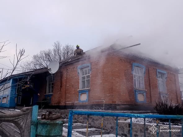 Через несправність печей та необережне куріння згоріли будинки на Вінниччині (ФОТО)