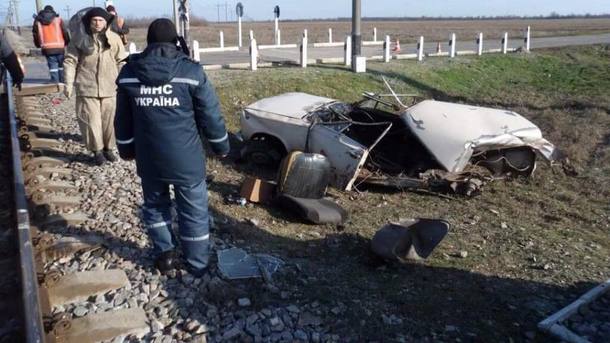 У Запорізькій області потяг розірвав автомобіль. Водій та пасажир дивом вижили