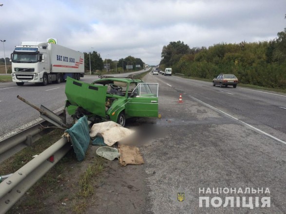 На Харківщині автівка врізалася у відбійник: двоє загиблих