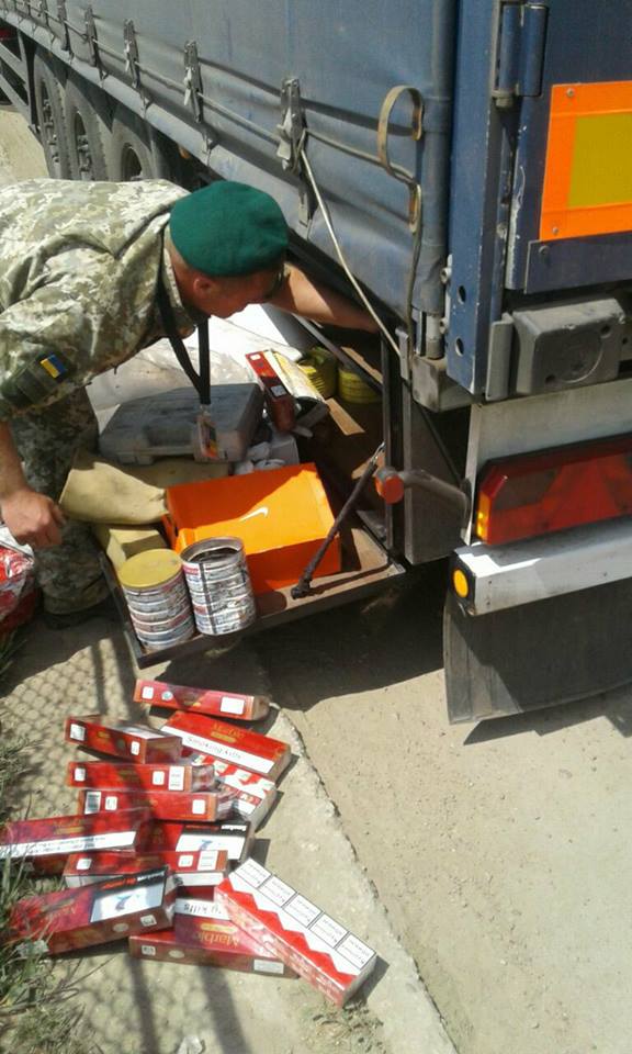 Одесские таможенники обнаружили в грузовике тайник с контрабандой