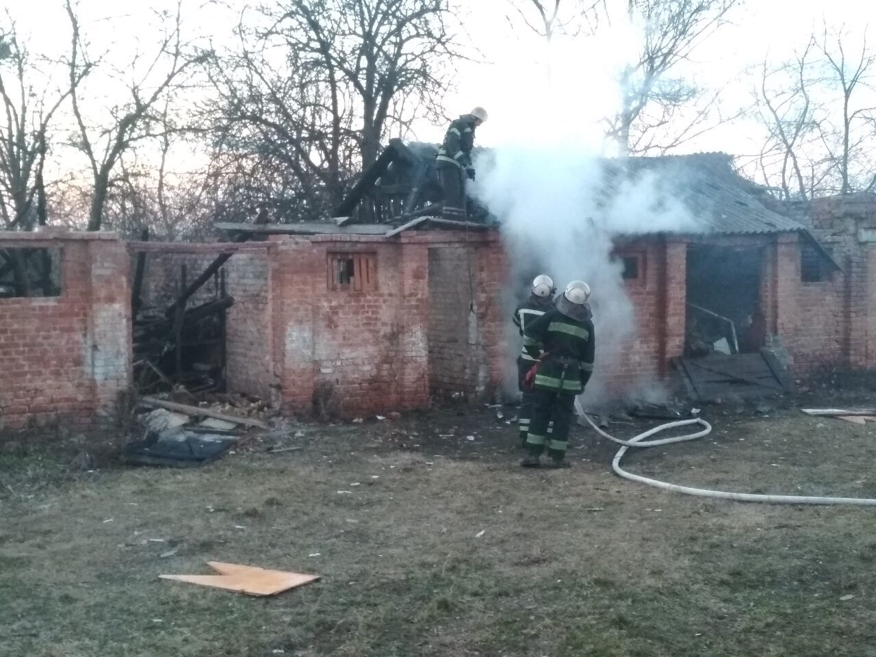 У Вінниці горить нежитловий будинок