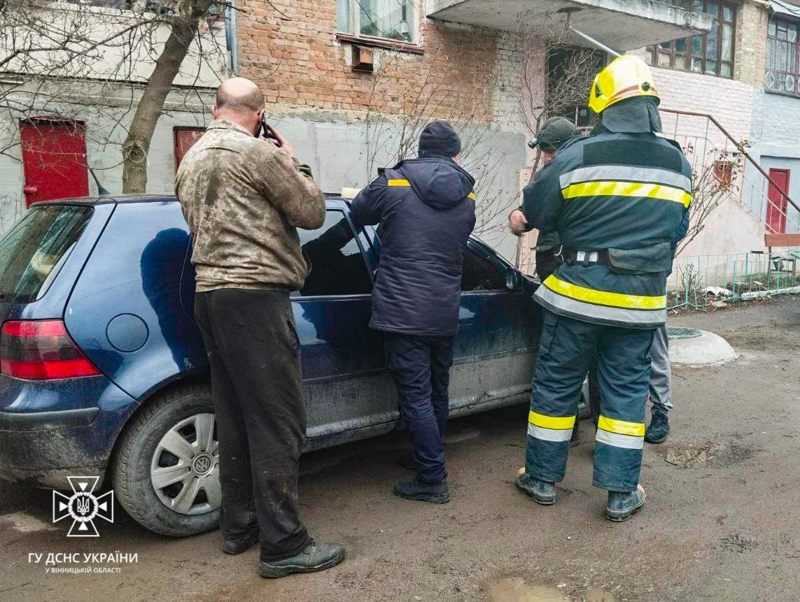 На Вінниччині рятувальники визволили тримісячну дитину з заблокованого автомобіля