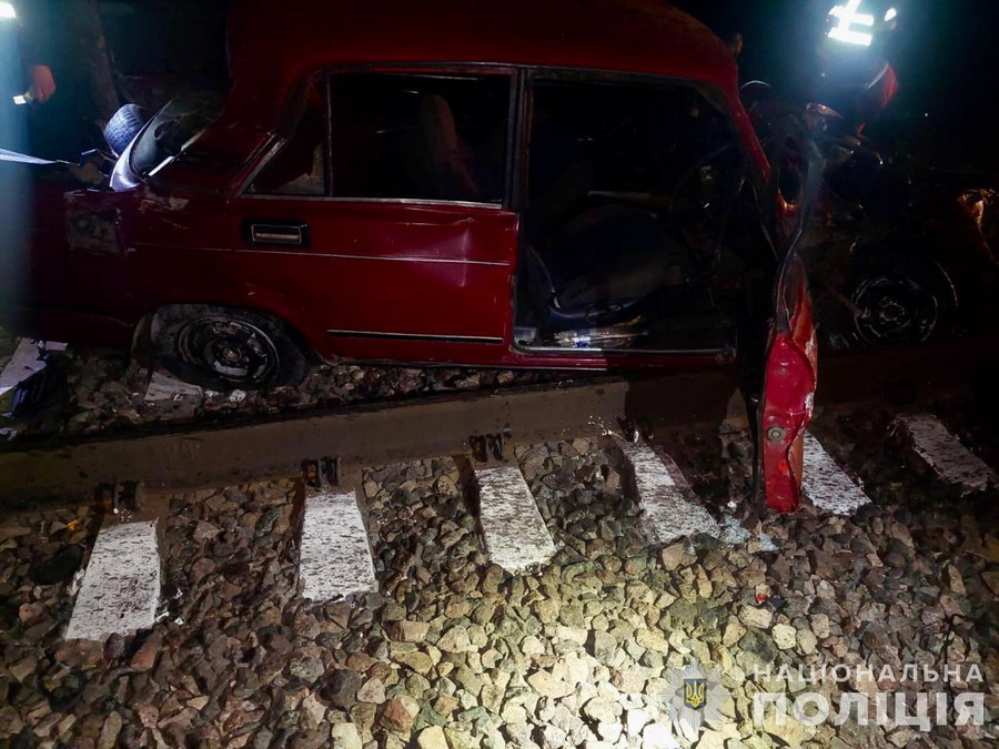 На Вінниччині водій у стані алкогольного сп'яніння зіткнувся з потягом, загинула 15-річна пасажирка