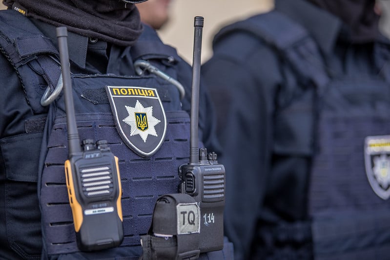 У Києві поліцейський вдарив жінку за відмову одягти маску