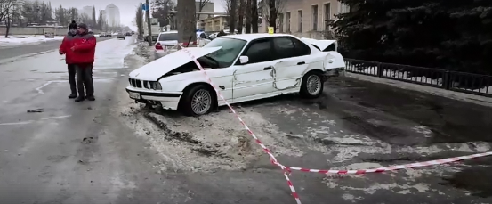 У Києві легковик вилетів на тротуар та розчавив жінку