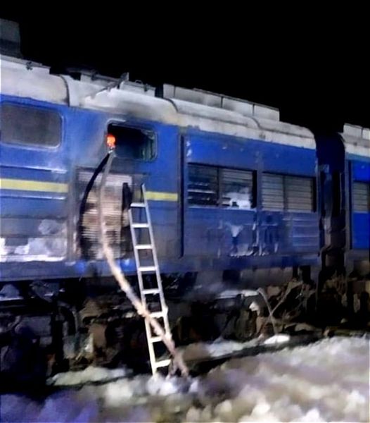 Рятувальники ліквідували загоряння тепловозу пасажирського потягу Інтер-Сіті