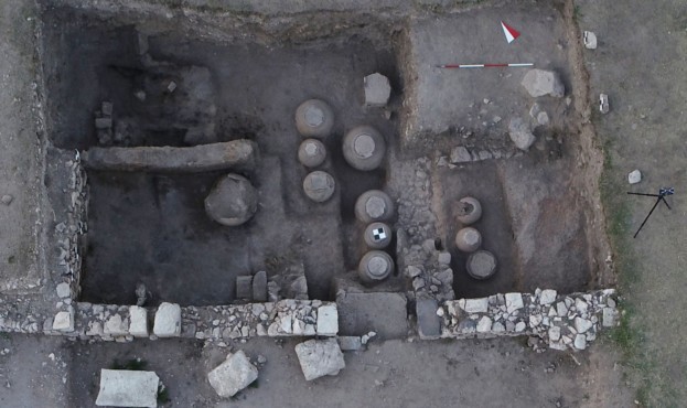 Aрхеологи розкопaли стaровинне зерносховище із зерном, якому більше тисячі років