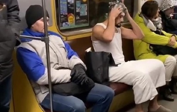 В київському метро хлопець на ходу висунув голову в двері вагону