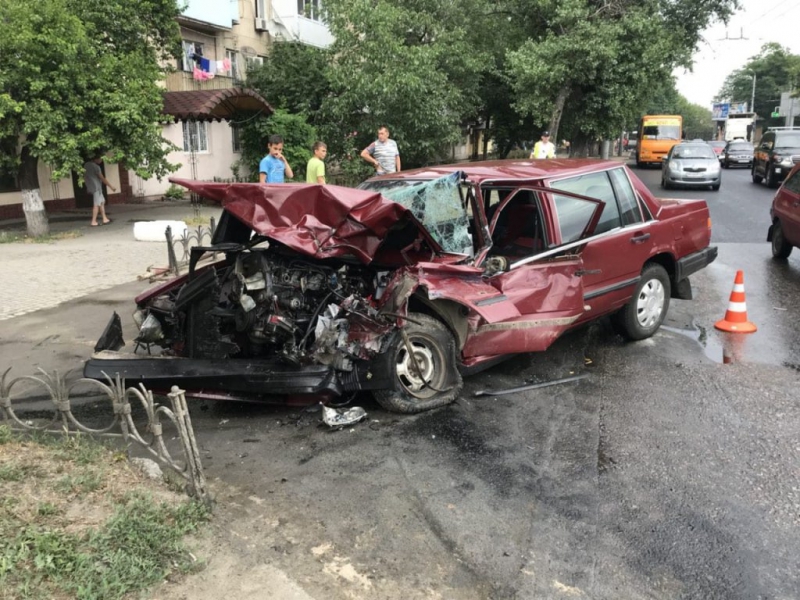 В Одессе грузовик столкнулся с легковушкой