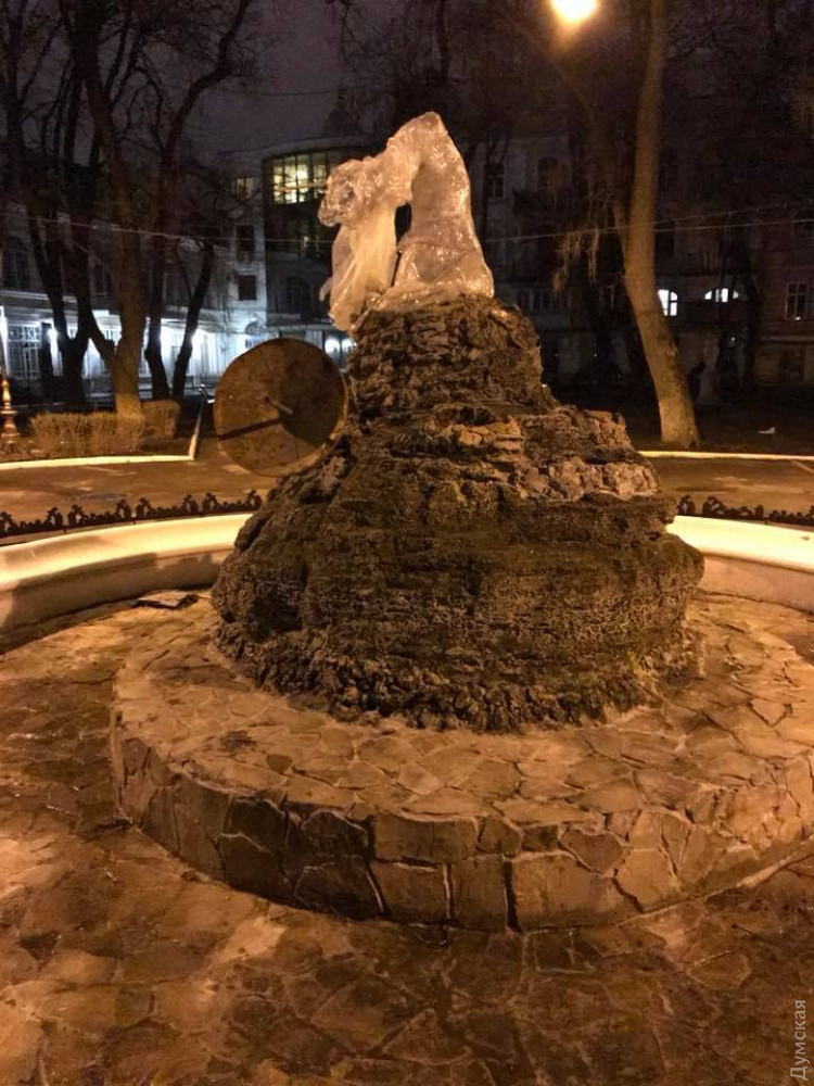 Вандалы повредили фонтан в одесском Пале-Рояле