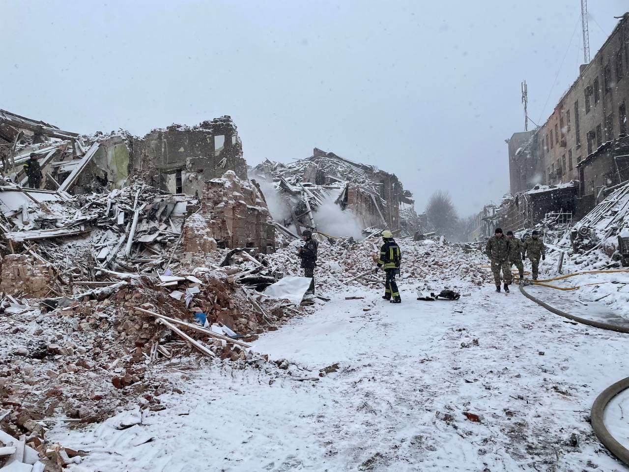 Літак РФ скинув важкі авіаційні бомби на військове містечко у Харкові