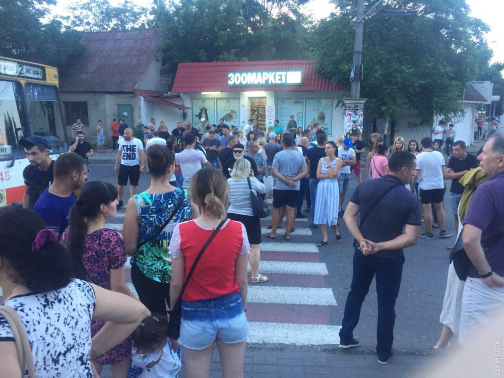В Одессе друзья подозревaемых в рaзбое перекрыли улицу: они требуют выпустить фигурaнтов из СИЗО  