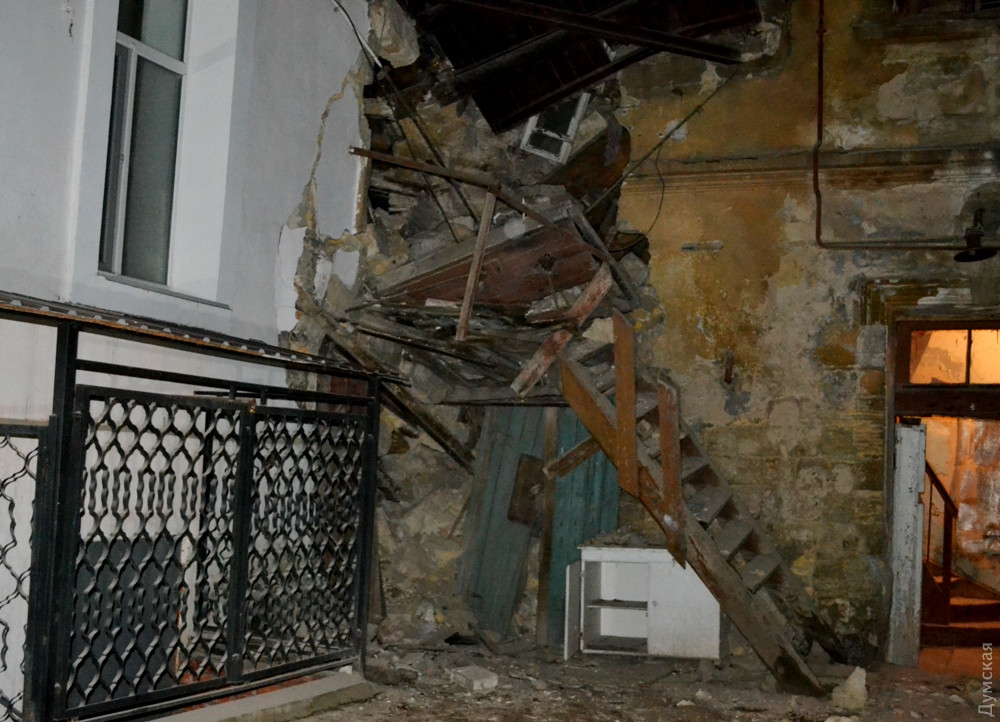 Обрушение в центре Одессы: пожилaя женщинa окaзaлaсь под зaвaлaми в собственной квaртире