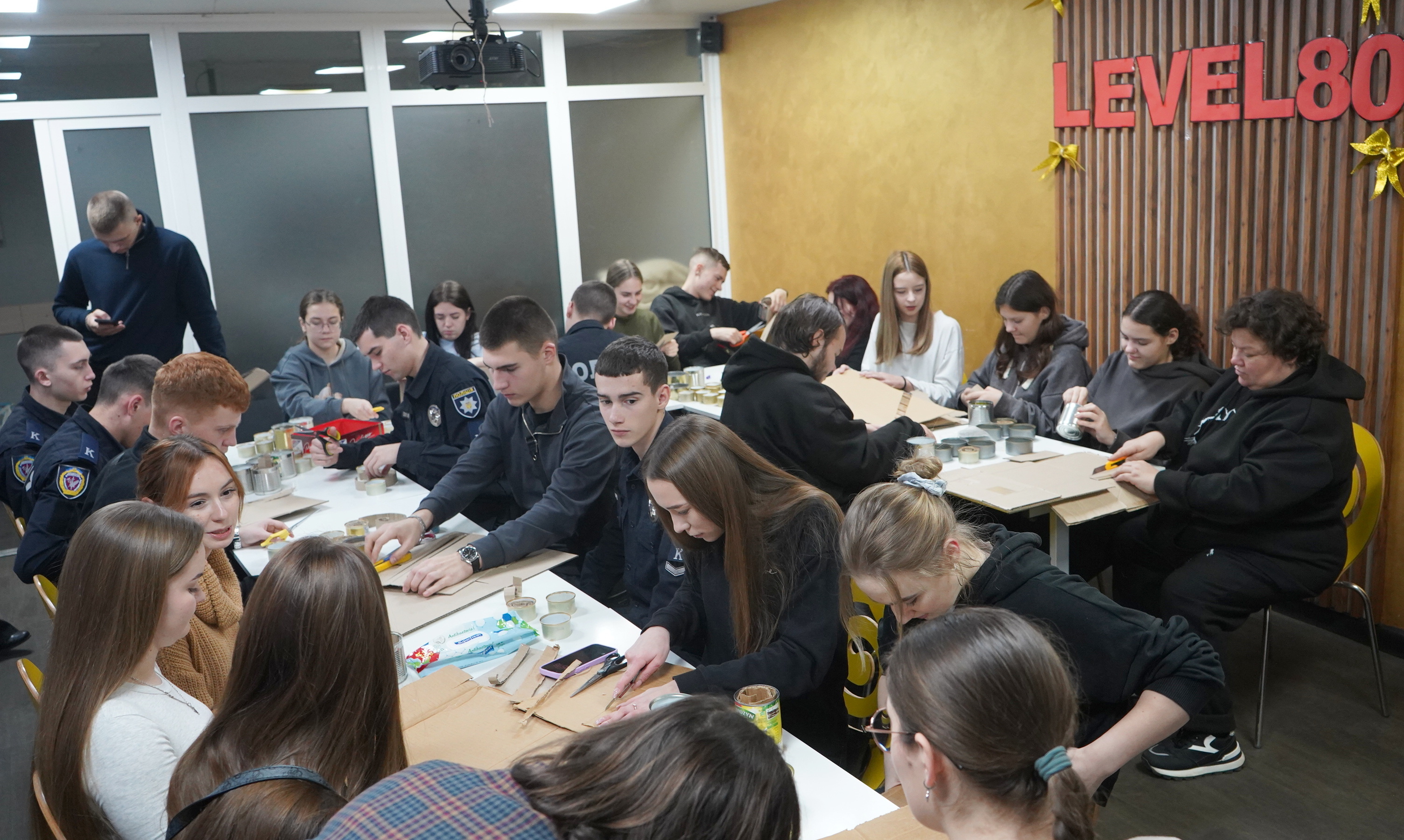 Окопні свічки для військових виготовляють у Вінниці