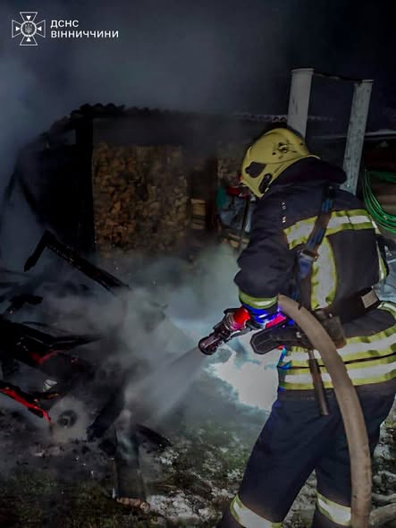 В містечку на Вінниччині спалахнув сарай, в якому зберігався генератор