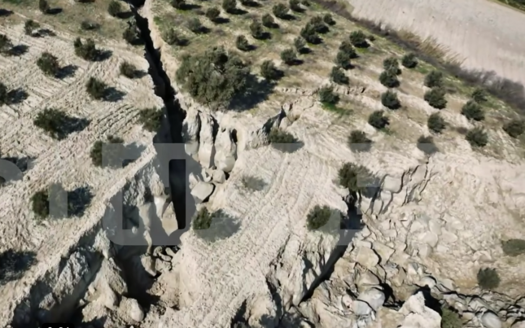 Безпілотник зняв на відео тріщини, що утворились внаслідок землетрусів