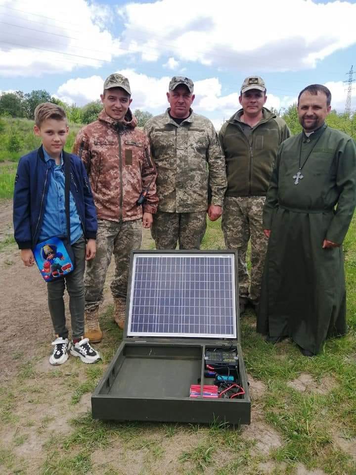 10-річний хлопчик купив для ЗСУ зарядний пристрій на сонячній батареї