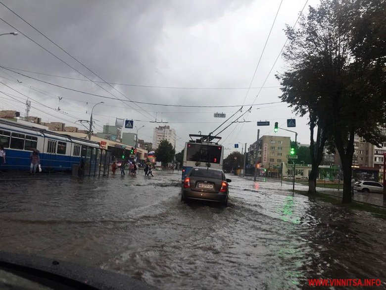 Декілька вінницьких вулиць затопило
