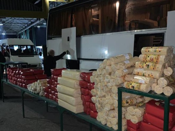 Водій пасажирського автобусу контрабандою перевозив сир з Польщі