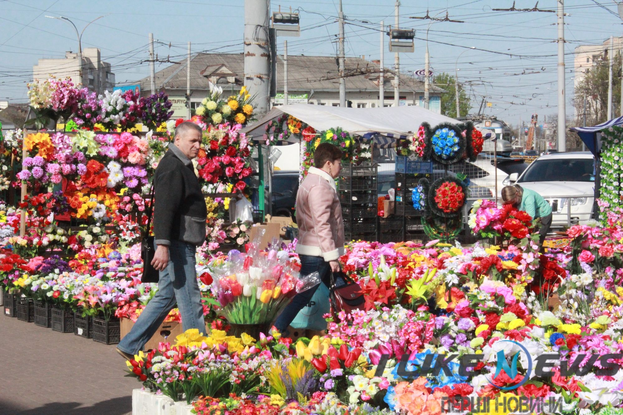 У Вінниці на повну торгують штучними квітами. Купувати, чи не варто?