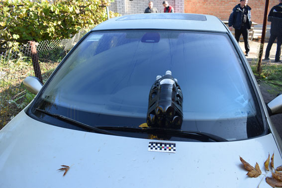 У Вінниці на капоті припаркованого автомобіля хтось залишив підозрілий предмет, схожий на вибухівку