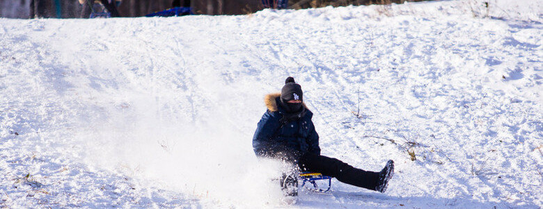 У Дніпрі, спускаючись з гірки на санчатах, загинув чоловік