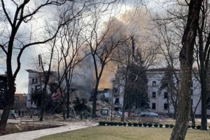 У Маріуполі загарбники розбомбили спорткомплекс, де перебували вагітні жінки і діти