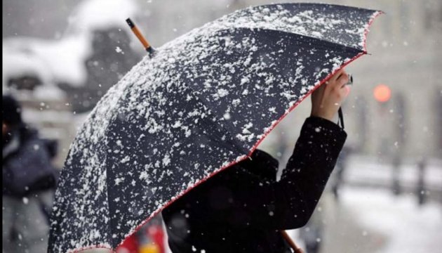 Мокрий сніг та вітер: коли в Україні погіршиться погода