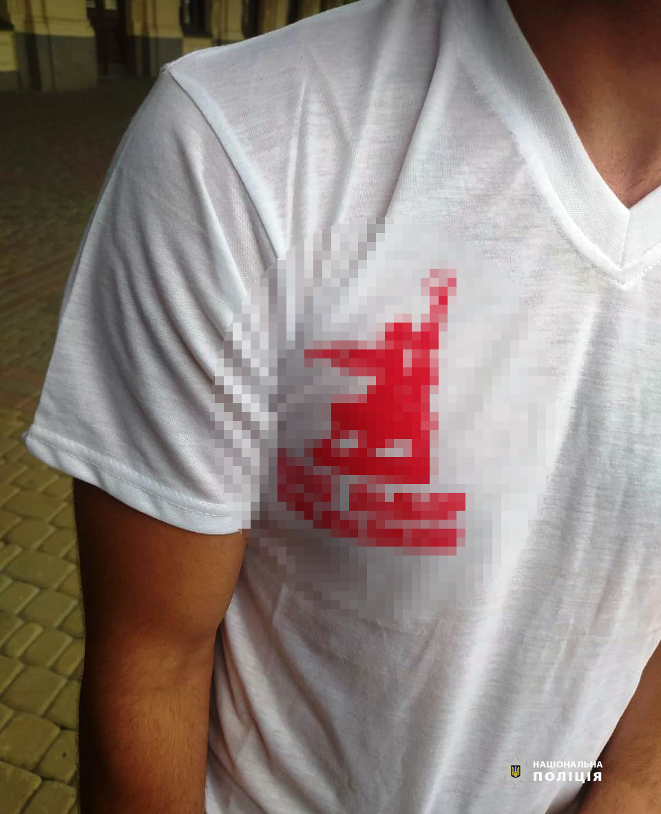 Мешканець Вінниці носив футболку з пропагандою комуністичного режиму