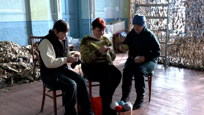 «Зігрій захисника»: у Володіївцях в’яжуть шкарпетки для військових