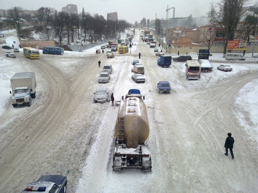 В Одессе идет сильный снег, на некоторых улицах наблюдаются тянучки