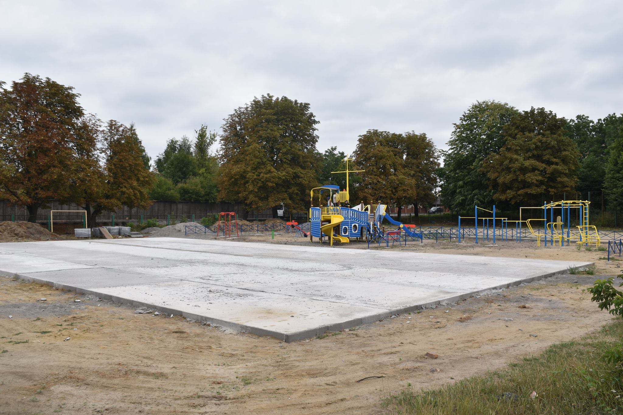 У Вінниці будують новий дитячо-спортивний майданчик та міні-поле з поліуретановим покриттям (Фото)