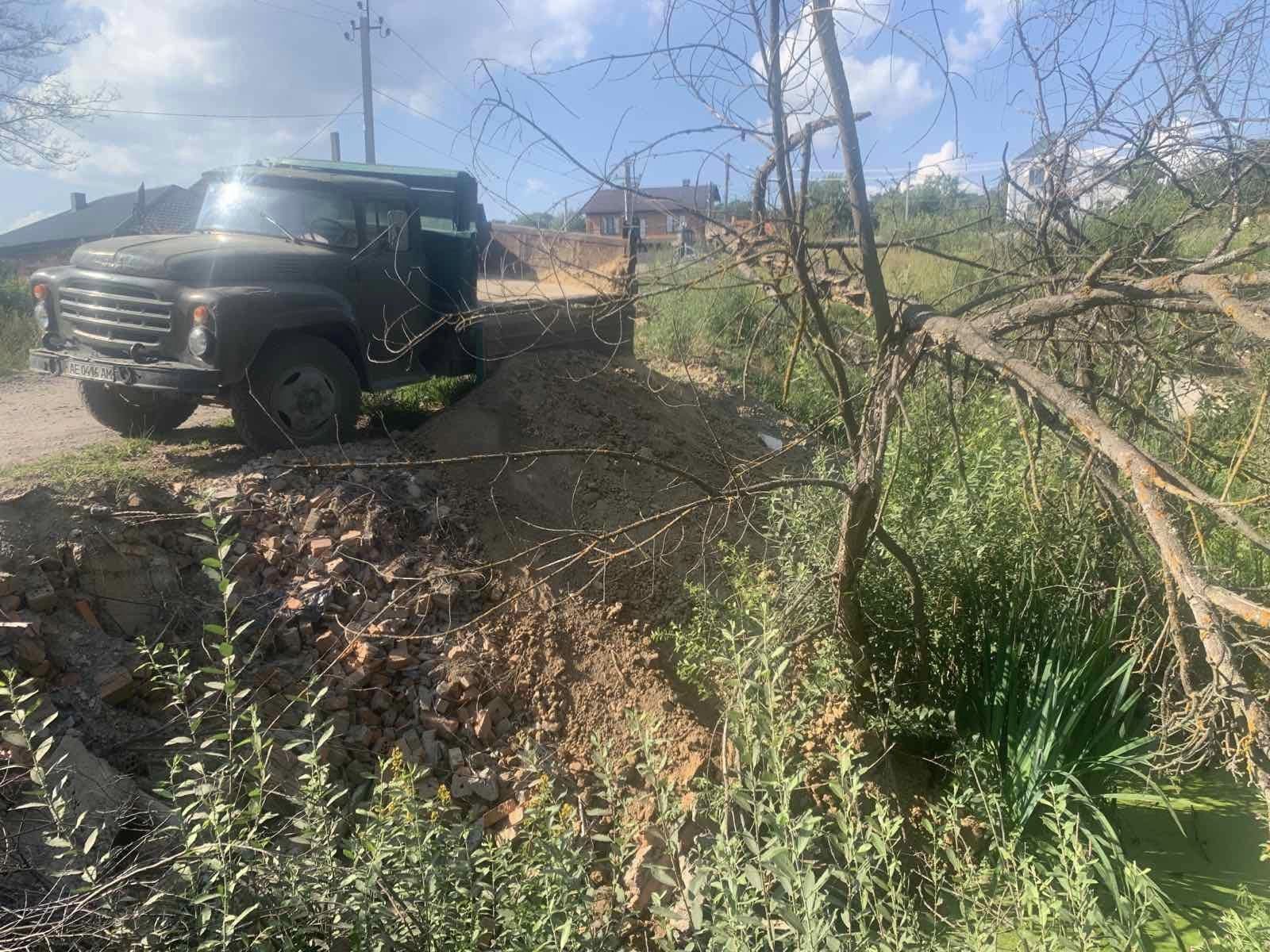 У Вінниці водій вaнтaжівки викинув будівельне сміття нa березі (ФОТО) 