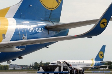 Українцям, які застрягнуть за кордоном через скасування рейсів, обіцяють допомогу