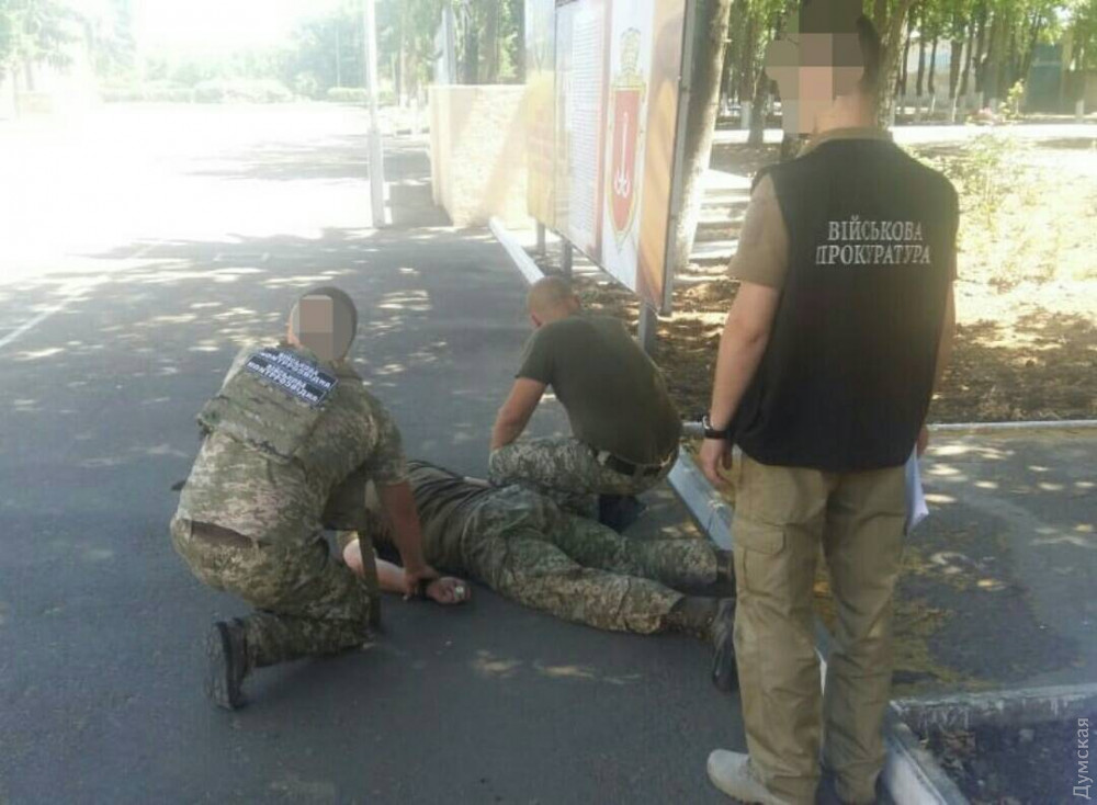 В Одесской облaсти юристa воинской чaсти ВМСУ зaдержaли нa взятке  
