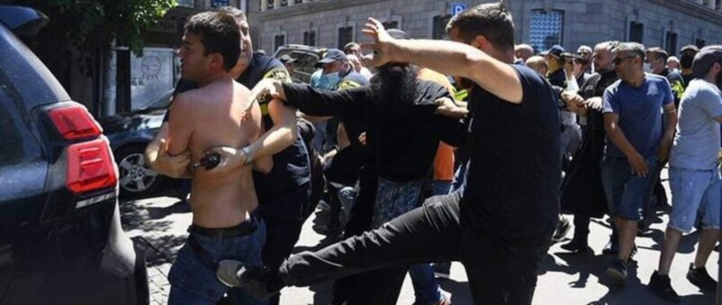 У Тбілісі противники ЛГБТ-маршу напали на журналістів, є постраждалі