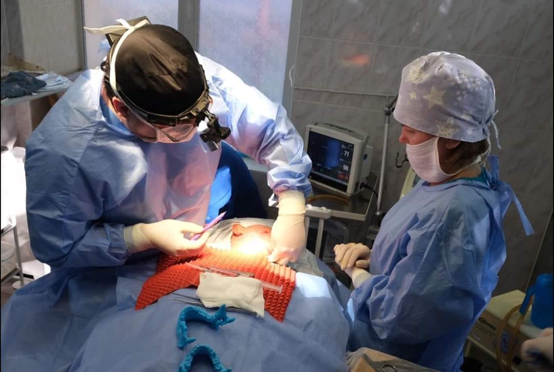 Вінницькі хірурги провели унікальну операцію з щелепно-лицевої реконструкції